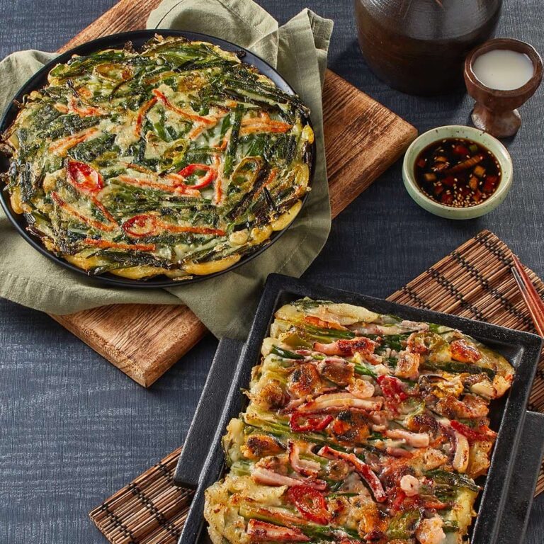 Haemul Pajeon giòn rụm với hải sản và hành lá